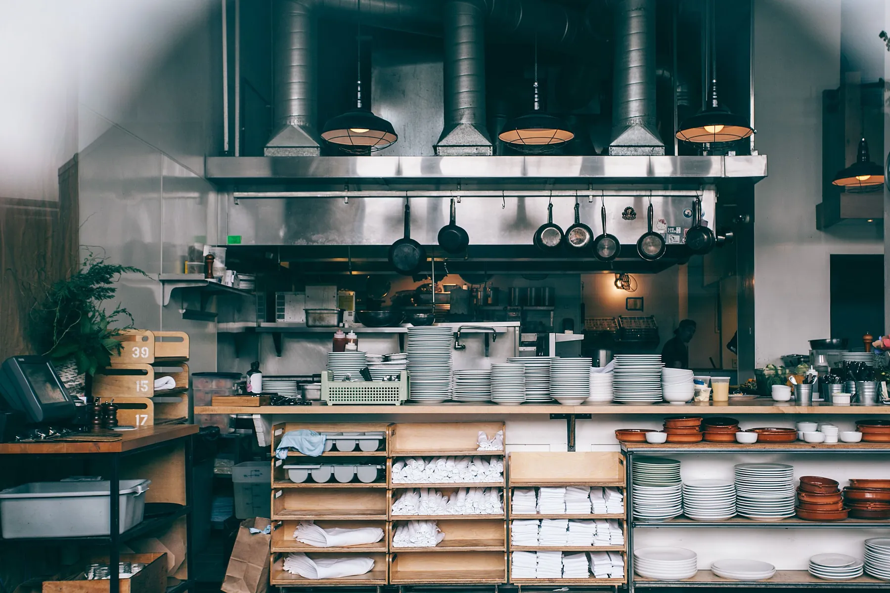 Cuisine de restaurant équipée de hottes et de conduits d'extraction