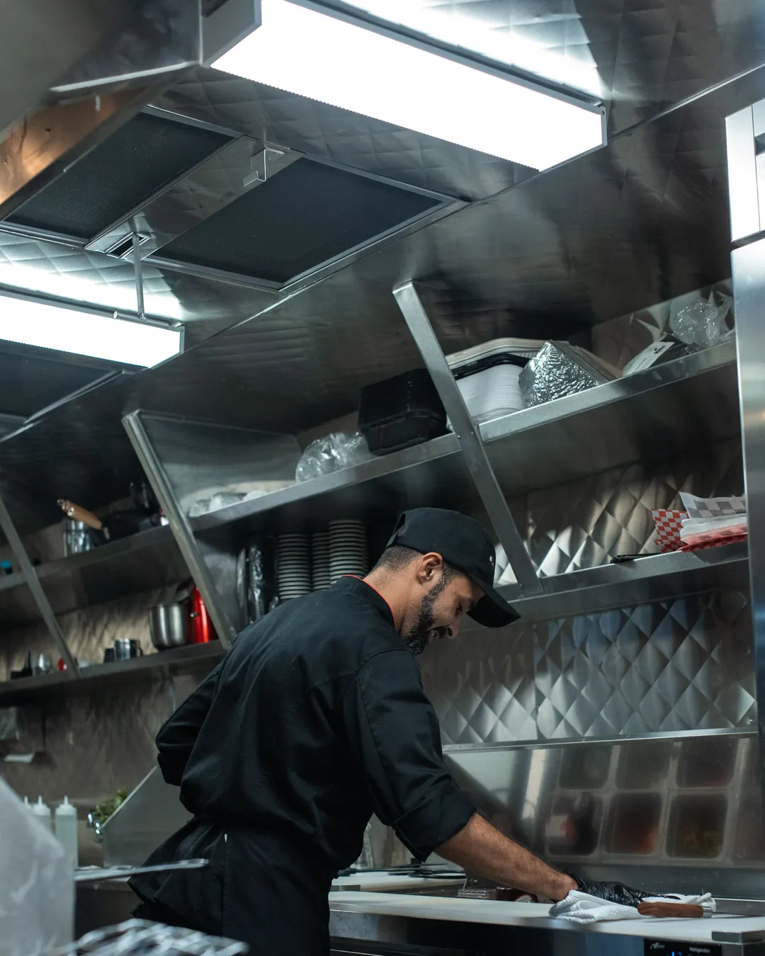 Hotte professionnelle à filtres et système d'extraction inox en cuisine