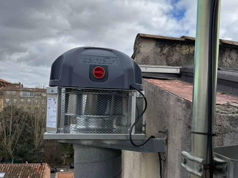 Tourelle d'extraction Saftair neuve installée en toiture, raccordée au conduit