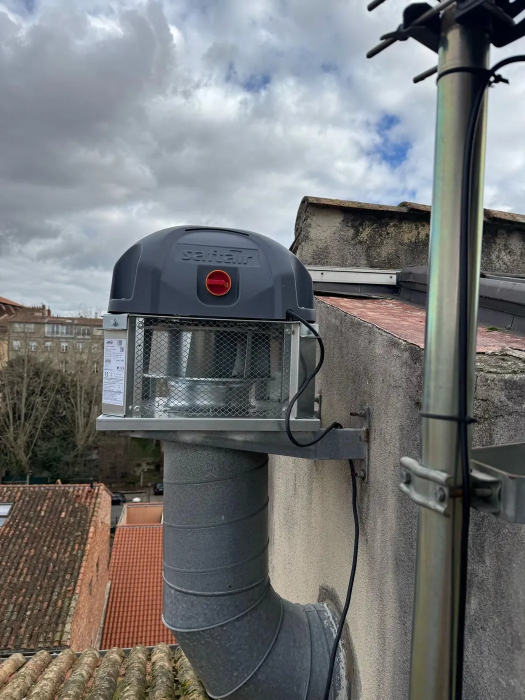 Tourelle d'extraction Saftair neuve installée en toiture, raccordée au conduit