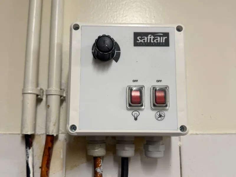 Boîtier de commande et variateur de vitesse Saftair d'une hotte professionnelle