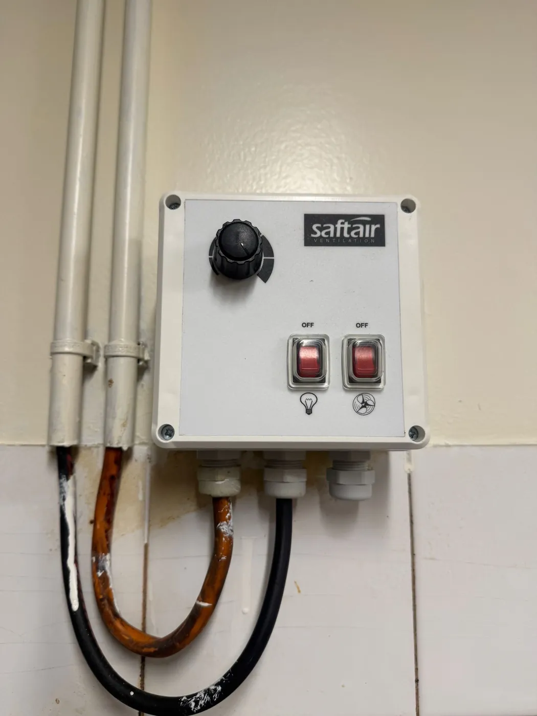 Boîtier de commande et variateur de vitesse Saftair d'une hotte professionnelle